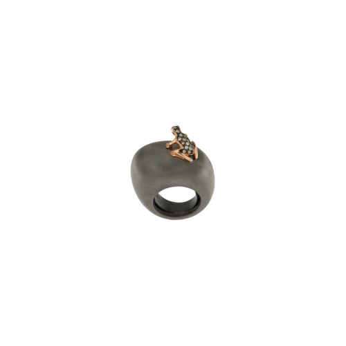 Accedi alla scheda di Dada Arrigoni ANELLO HAPPY FROG CON RANA IN ORO ROSA E DIAMANTI BROWN SU BASE MEDIA IN ARGENTO BRUNITO -DHF07ANANRNDW - DHF07ANANRNDW