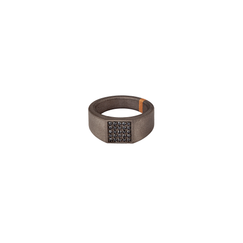 Accedi al prodotto correlato Mano | J . ANELLO UOMO MINIMAL IN TITANIO, ORO ROSSO E PAV&Eacute; DI DIAMANTI BLACK - MINANT25BRGMU - MINANT25BRGMU