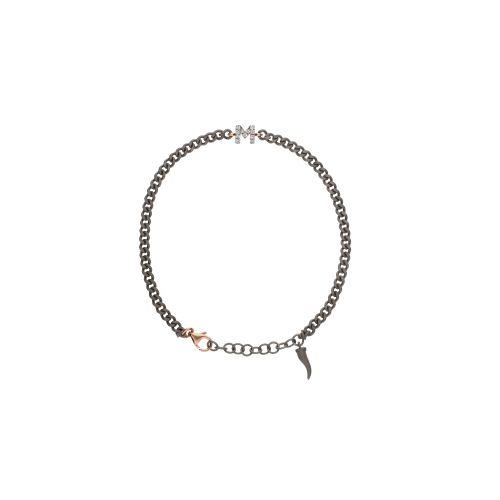 Accedi alla scheda di Mano | J . BRACCIALE CON CATENA GROUMETTE IN TITANIO, LETTERA M IN ORO ROSA E DIAMANTI  BIANCHI - KATBRRGWBGROUM_M - KATBRRGWBGROUM_M