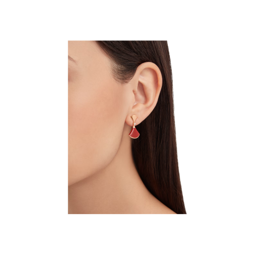 Accedi alla scheda di Bulgari ORECCHINI DIVAS' DREAM IN ORO ROSA 18 KT CON ELEMENTI IN CORNIOLA E DIAMANTI TONDI TAGLIO BRILLANTE - OR858750