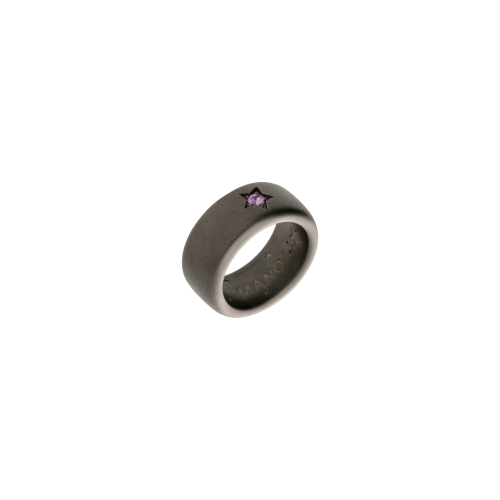 Accedi alla scheda di Mano | J . ANELLO A FASCIA BOMBATA IN TITANIO SABBIATO E ZAFFIRO ROSA - SSOL2ZRO
