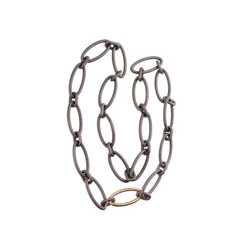 Accedi al prodotto correlato Mano | J . COLLANA A MAGLIE OVALI IN TITANIO SABBIATO,  ORO ROSA E DIAMANTI - CCO14RGDWH