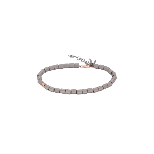 Accedi al prodotto correlato Mano | J . BRACCIALE UOMO CON ESAGONINI IN TITANIO, UNO IN ORO ROSSO 9 KT INCASSATO CON DIAMANTI BROWN - CIESBRT1RGBRO