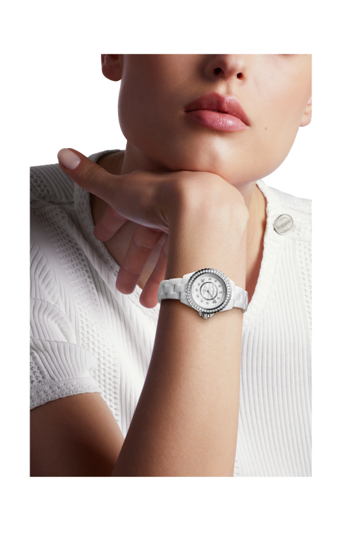 Accedi alla scheda di Chanel J12 CON LUNETTA DI DIAMANTI CALIBRO 12.2, 33 MM - H10473