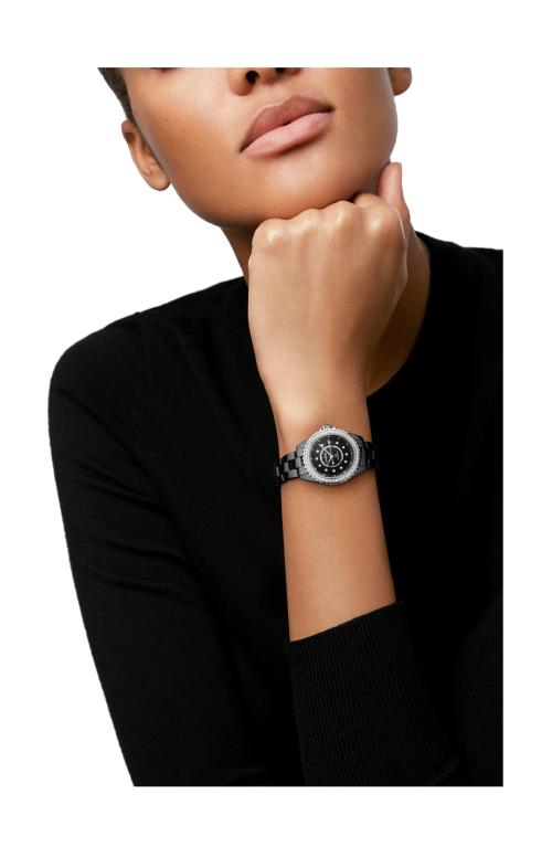 Accedi alla scheda di Chanel J12 CON LUNETTA DI DIAMANTI CALIBRO 12.2, 33 MM - H10474