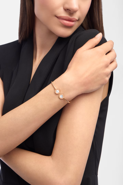 Accedi alla scheda di Bulgari BRACCIALE SOTTILE BVLGARI BVLGARI IN ORO ROSA CON ELEMENTI IN MADREPERLA - BR860205