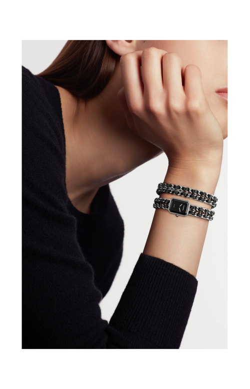 Accedi al prodotto correlato Chanel PREMI&Egrave;RE CATENA ICONICA DOPPIO GIRO - H10446