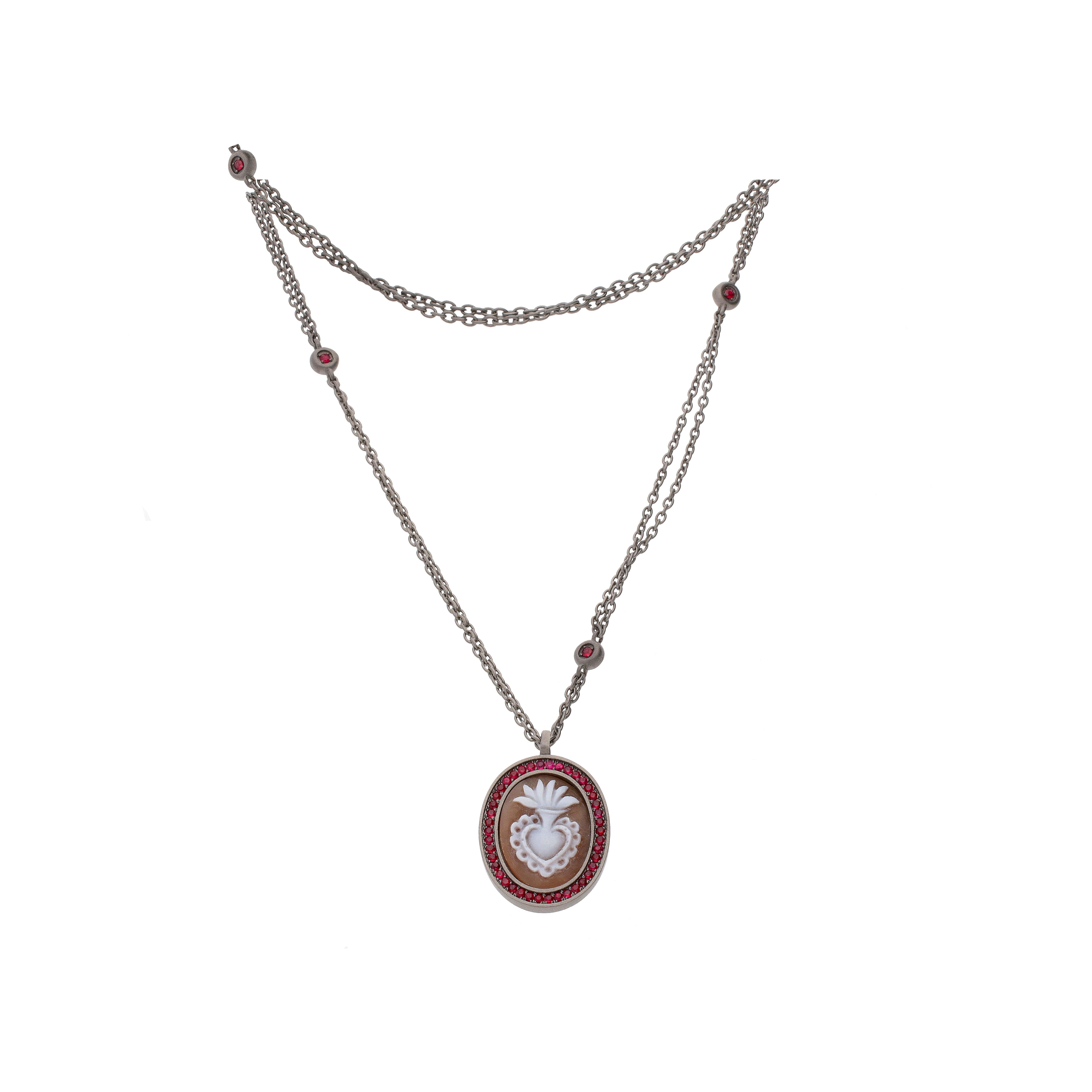 Mano | J . | COLLANA IN TITANIO SABBIATO CON CIONDOLO CAMMEO CUORE E RUBINI - SCO9CRUB (1)
