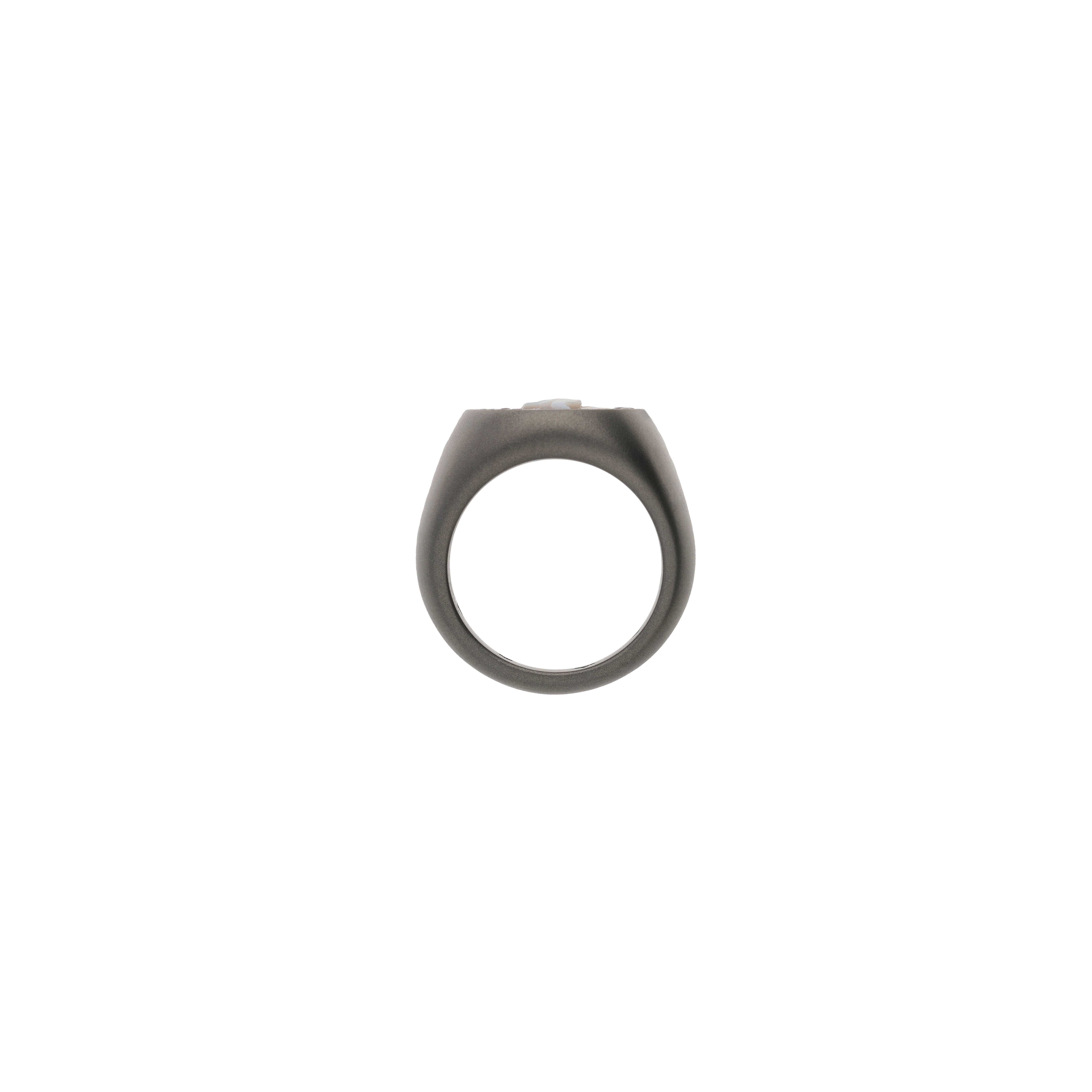 Mano | J . | ANELLO CHEVALIER IN TITANIO SABBIATO CON RUBINI E CAMMEO CORNETTO - SAN5LRUB (3)